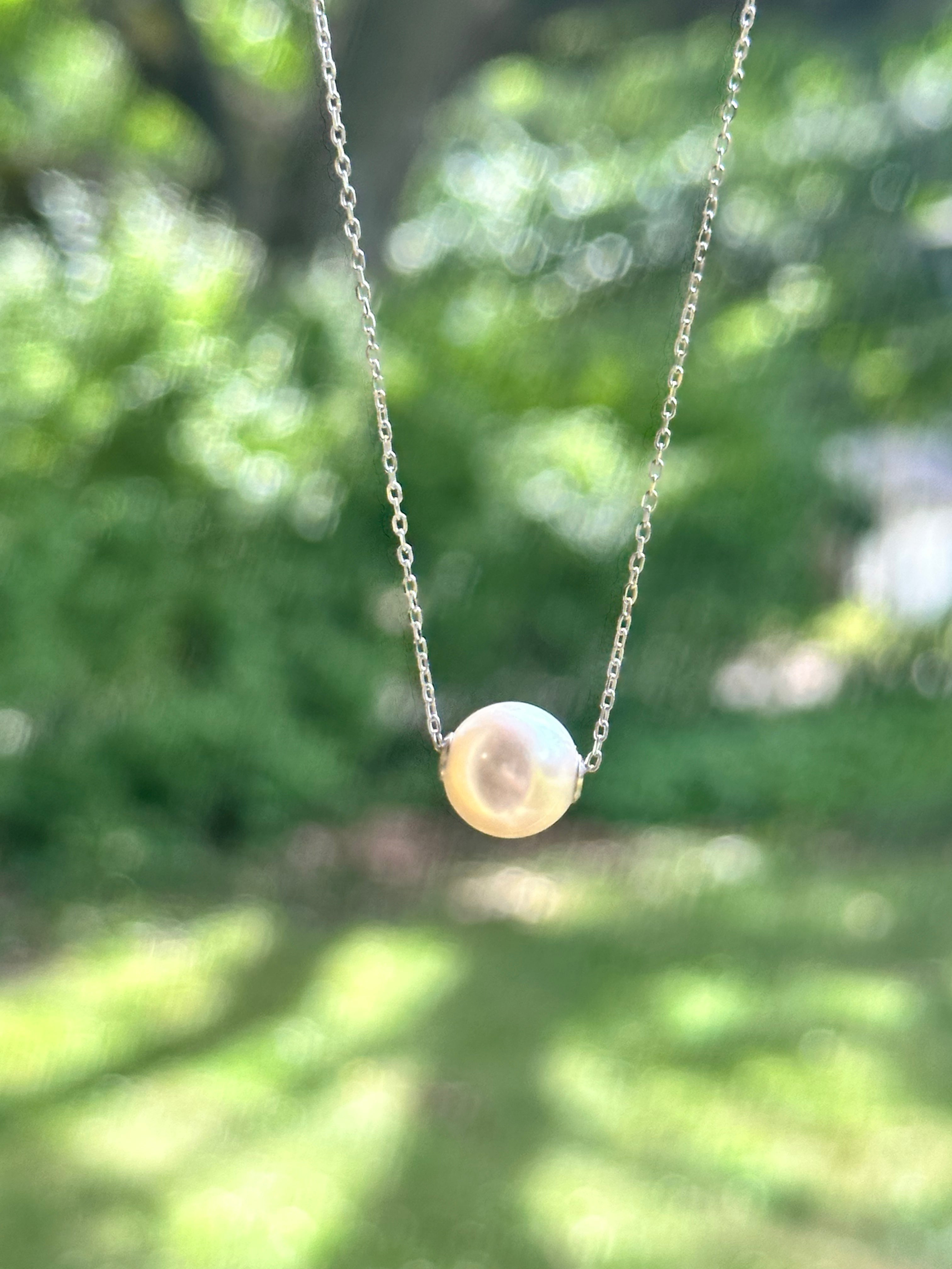 Akoya floating pearl